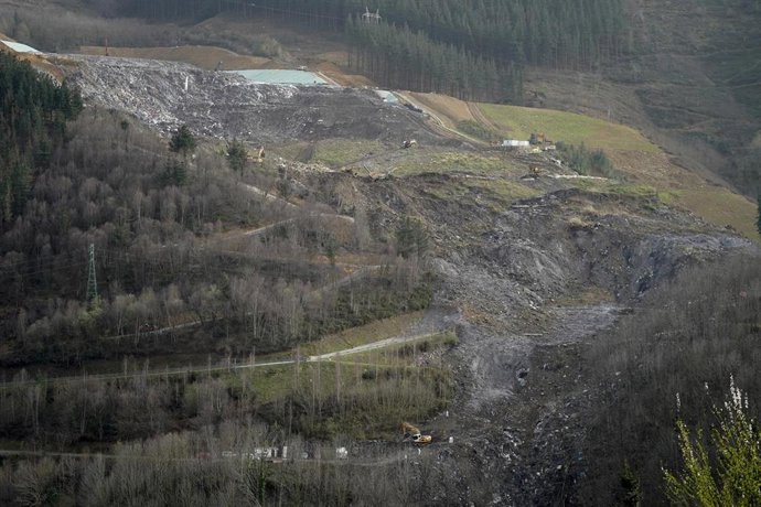 Imagen de las labores de búsqueda de los dos trabajadores sepultados tras el derrumbe del vertedero de Zaldibar.