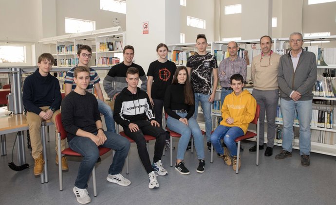 Profesorado y alumnos participantes en el triangular de matemáticas, en la biblioteca del campus de Tudela.