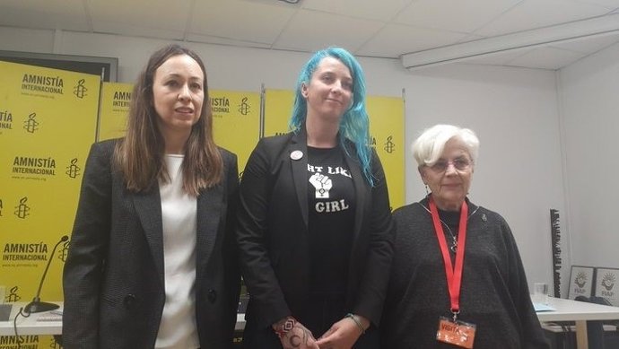 María Serrano, Anabel Montes y Martine Landry, en rueda de prensa en la sede de Amnistía Internacional en Madrid