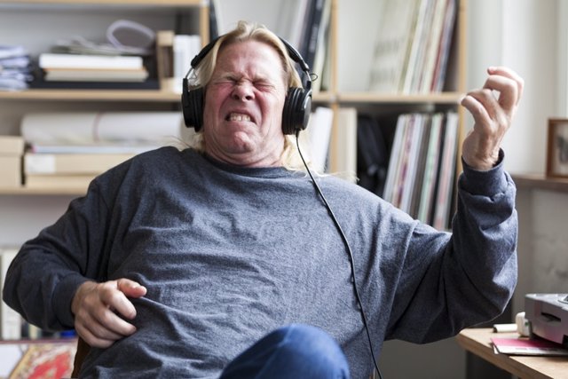 Hombre escuchando música en auriculares.