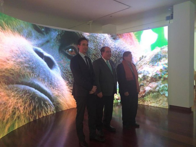 El presidente de Afundación, Miguel Ángel Escotet, acompañado por el naturalista Joaquín Araújo, y el director gerente de Afundación, Pedro Otero, en la presentación de la exposición 'Nuestro Planeta'.