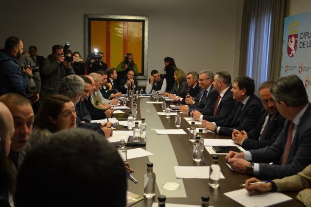 Primera reunión de la Mesa por el Futuro de León celebrada en la capital leonesa.