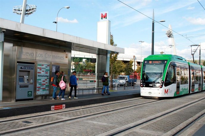 Imagen del Metro de Granada a su paso por la parada del Estadio Nuevo Los Cármenes