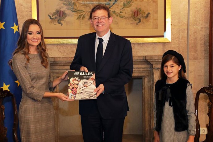 Ximo Puig con las Falleras Mayores de Valncia 2020, Consuelo Llobell y Carla García