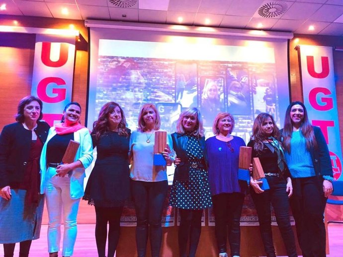 La delegada del Gobierno en Andalucía, Sandra García, junto a las premiadas con los premios 'Luchadoras' de UGT y la secretaria general de Andalucía del sindicato, Carmen Castilla