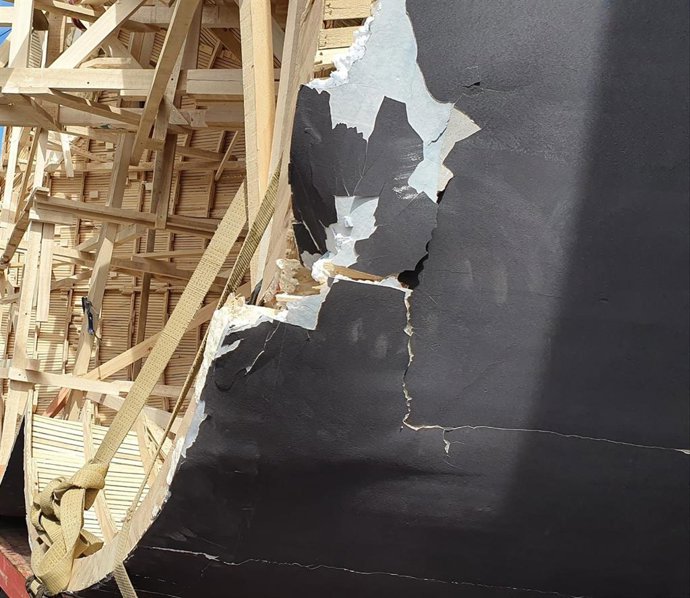 Imagen del desperfecto sufrido por una parte de la falla del Ayuntamiento de 2020 tras caer del camión que la trasladaba a la plaza municipal.