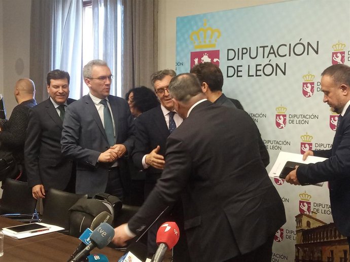 El Delegado del Gobierno en Castilla y León, Javier Izquierdo, ha participado en la constitución de la Mesa por el Futuro de León.