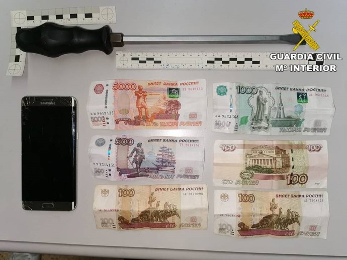Rublos y el destornillador que le localizaron.
