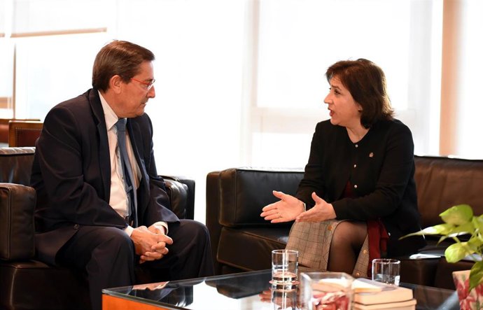 Imagen del encuentro entre la Delegada del Gobierno en Andalucía, Sandra García, y el presidente de la Diputación de Granada, José Entrena
