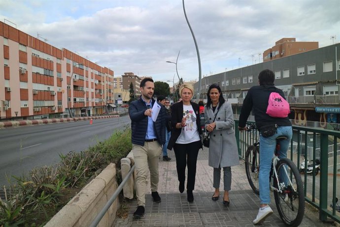La delegada de Fomento en Almería, Eloísa Cabrera, visita el puente de la Avenida del Mediterráneo junto a la concejal de Seguridad y Movilidad, María del Mar García Lorca