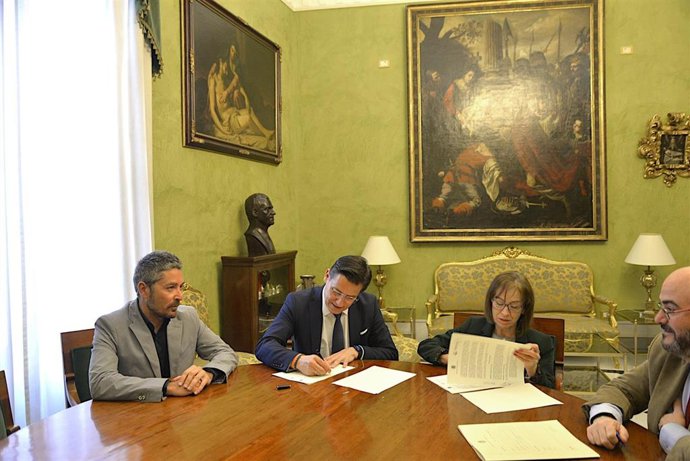 Imagen de la firma del convenio entre el Ayuntamiento de Granada y la Federación Provincial de Empresarios y Autónomos de Comercio de Granada