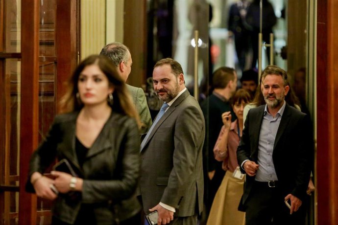 El ministro de Transportes, Movilidad y Agenda Urbana, José Luis Ábalos, en los pasillos del Congreso
