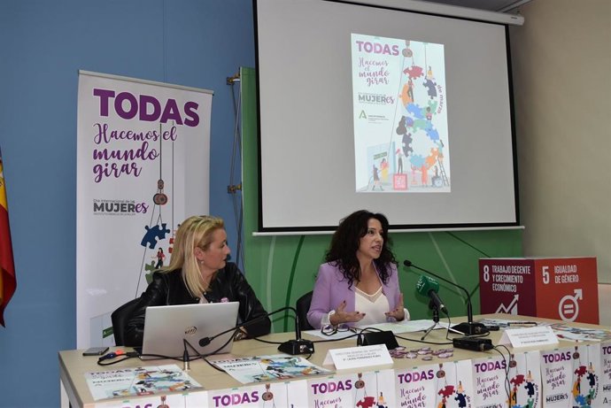 La directora del IAM, Laura Fernández Rubio, y la consejera de Igualdad, Rocío Ruiz, este martes en la presentación del campaña ante el 8 de marzo, Día Internacional de las Mujeres.