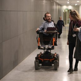 El portavoz de Unidas Podemos en el Congreso, Pablo Echenique por los pasillos del Congreso
