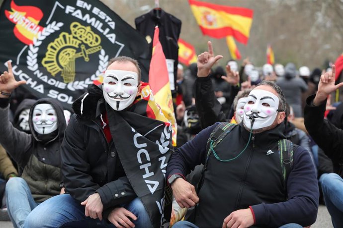 Varios manifestantes con máscaras de Anonymous y banderas de España se concentran en la Plaza de Neptuno en rechazo a la no autorización por el Gobierno a la tramitación parlamentaria de la Iniciativa Legislativa Popular (ILP) presentada por Jusapol.