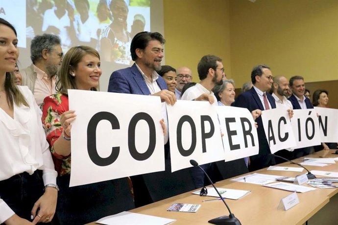 Firma del compromiso por todos los partidos sobre cooperación.