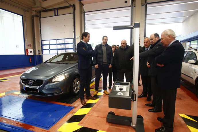 El consejero Manu Ayerdi en su visita a la ITV de Cordovilla.