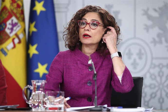 La ministra Portavoz y de Hacienda, María Jesús Montero, momentos antes de intervenir en la rueda de prensa posterior al Consejo de Ministros en el que se ha aprobado la ley de libertad sexual y reforma educativa, en Madrid (España), a 3 de marzo de 202