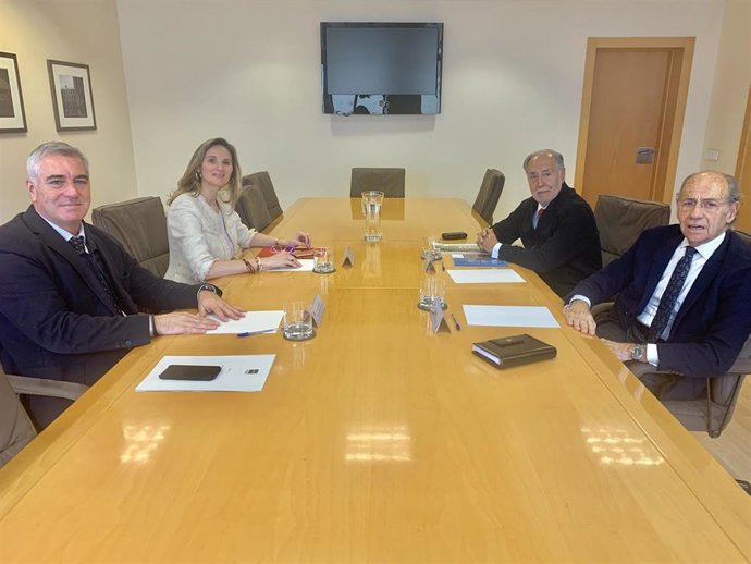 La consejera de Medio Ambiente, Paloma Martín, se reúne con el la Real Sociedad Canina de España