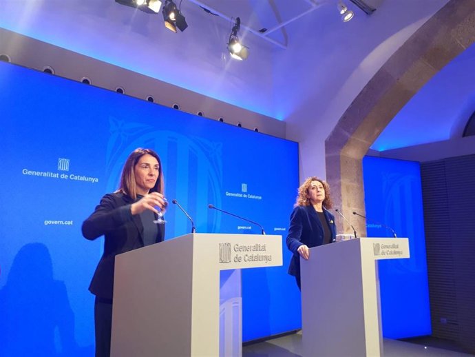 La consellera de Presidencia, Meritxell Budó, y la consellera de Justicia, Ester Capella, en la rueda de prensa posterior al Consell Executiu
