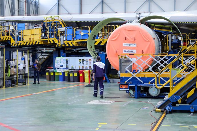 Dos operarios de la Compañía Airbus durante labores de mantenimiento a un avión de la compañía en la planta de Airbus en Getafe, en Madrid a 27 de noviembre de 2019.