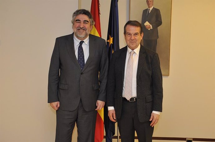 El ministro de Cultura y Deporte, José Manuel Rodríguez Uribes (i), recibe al presidente de la Federación Española de Municipios y Provincias (FEMP) y alcalde de Vigo, Abel Caballero, en Madrid.