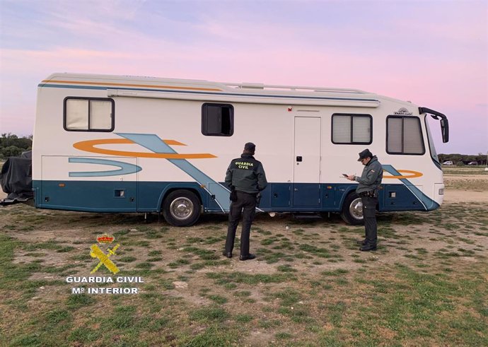 Uno de los vehículos identificados por la Guarcia Civil en el desmantelamiento de un campamento ilegal en Tarifa