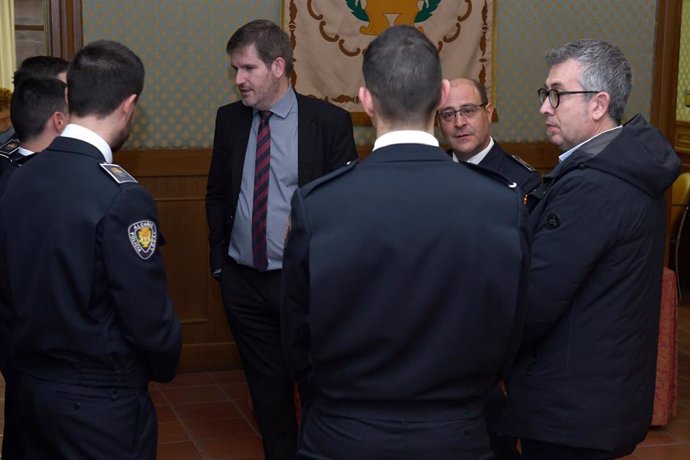 Toma de posesión este martes de cuatro nuevos agentes de la Policía Local de Alcañiz en el ayuntamiento de la localidad.