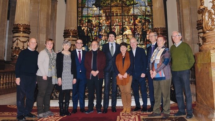 El diputado general de Bizkaia con miembros del Consejo  de Personas Mayores