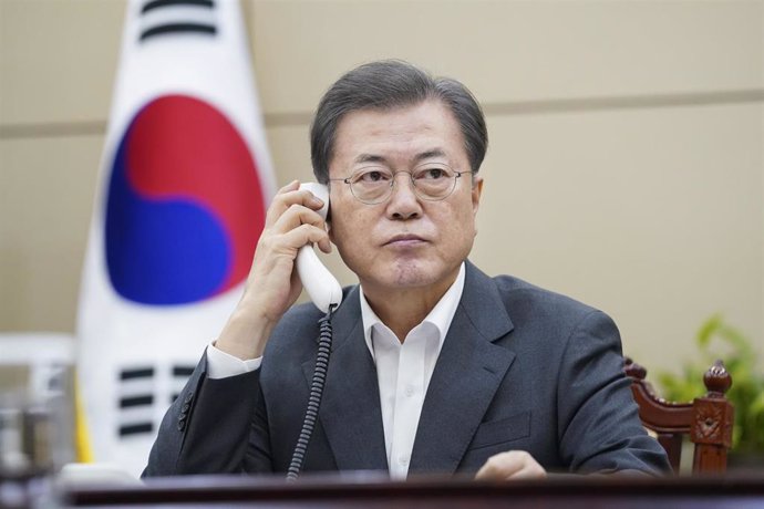 20 February 2020, South Korea, Seoul: South Korean President Moon Jae-in speaks by telephone with Chinese President Xi Jinping at the Blue House. Photo: -/YNA/dpa