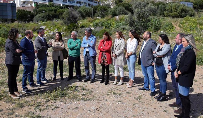 El grupo del PSOE en la Diputación de Málaga visita la parcela donde se pretende construir el centro de AFAB para enfermos de alzheimer