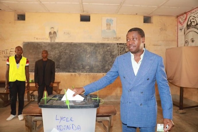 El presidente de Togo, Faure Gnassigbé, vota en las elecciones presidenciales