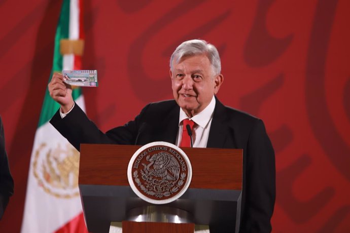 México.- López Obrador compra el primer boleto de la rifa del avión presidencial