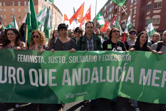 La coordinadora de Podemos Andalucía y portavoz de Adelante Andalucía, Teresa Rodríguez (1d) junto al líder andaluz de IU, Toni Valero (c) en la manifestacion de 'Marcha por Andalucía' por el 28F (Foto de archivo).