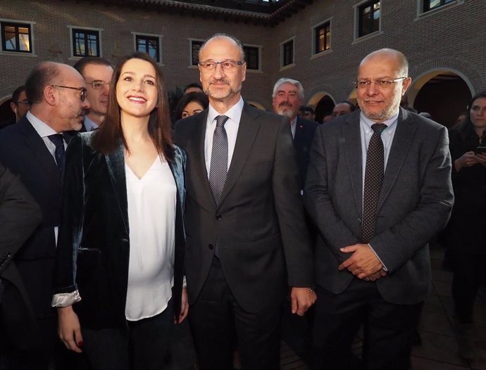 Inés Arrimadas y Francisco Igea, candidatos a liderar Ciudadanos, junto al presidente de las Cortes de Castilla y León, Luis Fuentes.