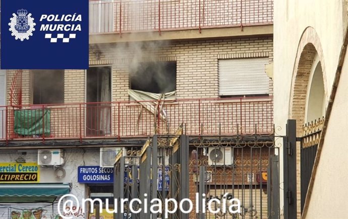 Bomberos extinguen un incendio en la calle del Pilar, en Murcia