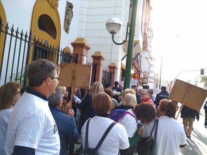 Concentración ante la sede del PSOE