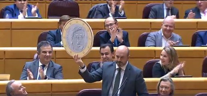 El expresidente de la Comunidad de Madrid Pedro Rollán levanta un medallón con el rostro de Oriol Junqueras