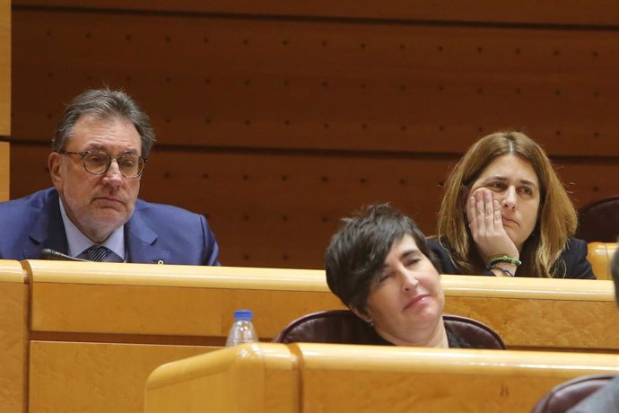 (I-d): Los diputados del PdeCAT Josep LLuís Cleries, Dolores Etxano, y Marta Pascal, durante una sesión plenaria. 