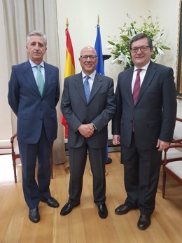 El presidente de la Comisión de Industria de Cesur, Eugenio Barroso; el secretario de Estado de Defensa, Ángel Olivares; y el vicepresidente ejecutivo de Cesur, Fernando Seco, en la reunión de este martes.