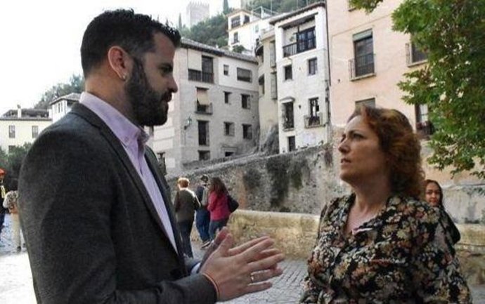 La coordinadora provincial de IU Granada, Mari Carmen Pérez, y el parlamentario andaluz de 'Adelante Andalucía', Jesús Fernández
