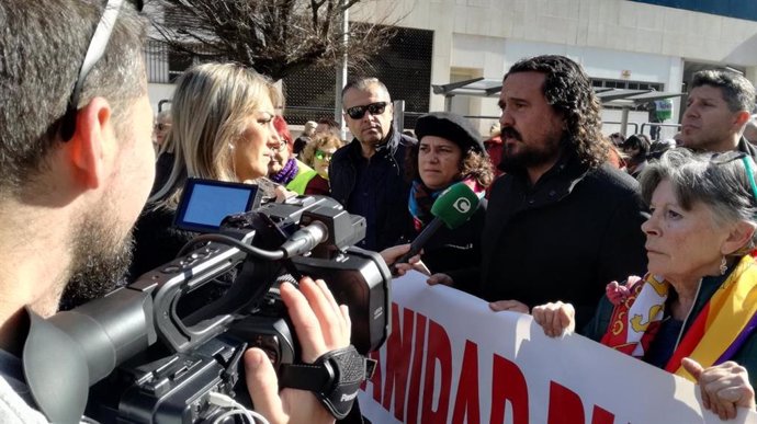 Fernando Macías en una manifestación haciendo declaraciones a la prensa