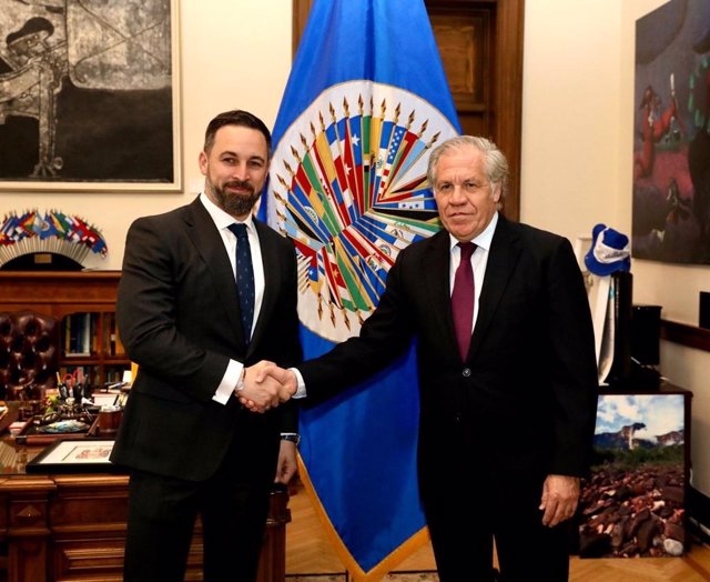 El presidente de Vox, Santiago Abasca, saluda al secretario general de la Organización de Estados Americanos, Luis Almagro.