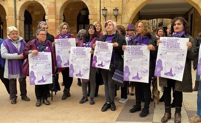 Asturies Feminista 8M ante el Ayuntamiento de Oviedo.