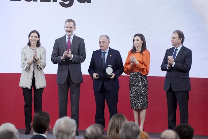 El presidente de LaLiga, Javier Tebas, recoge su acreditación en la categoría de Deportes durante a la octava edición de "Embajadores Honorarios de la Marca España" en el Palacio Real de El Pardo