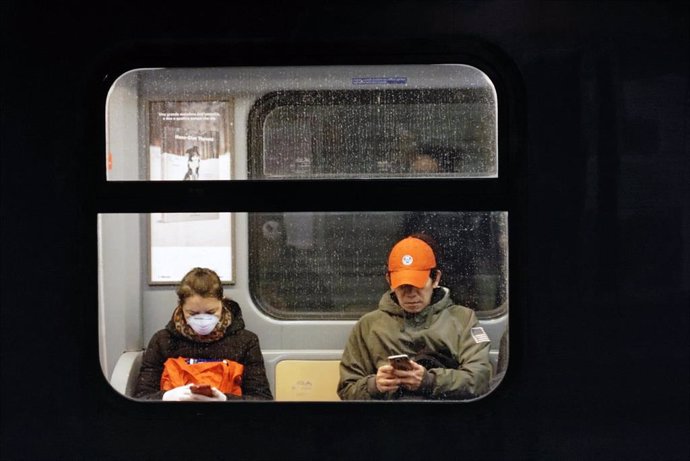 Viajeros con mascarilla por el coronavirus en un tren de Pisa (Italia)