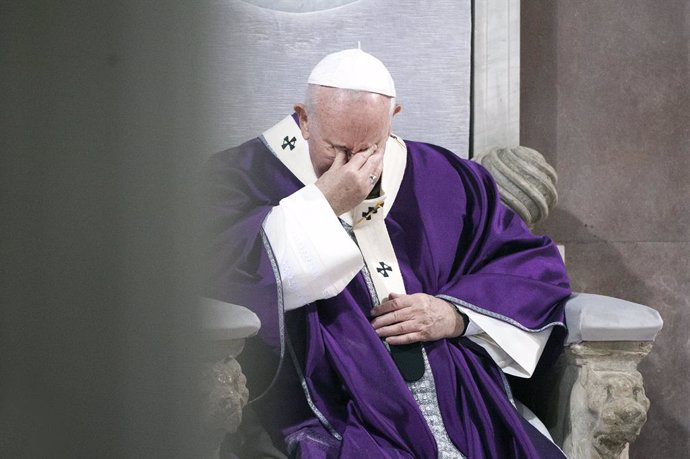 El Vaticano descarta "otras patologías" en el resfriado del Papa