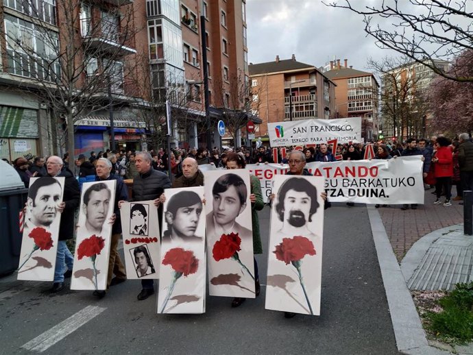 Miles de personas se manifiestan en Vitoria para reclamar justicia y reparación por la matanza del 3 de marzo de 1976 