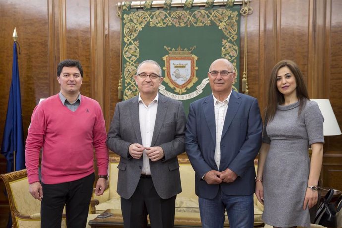 El alcalde de Pamplona junto a los miembros de la asociación cultura Orfey BG