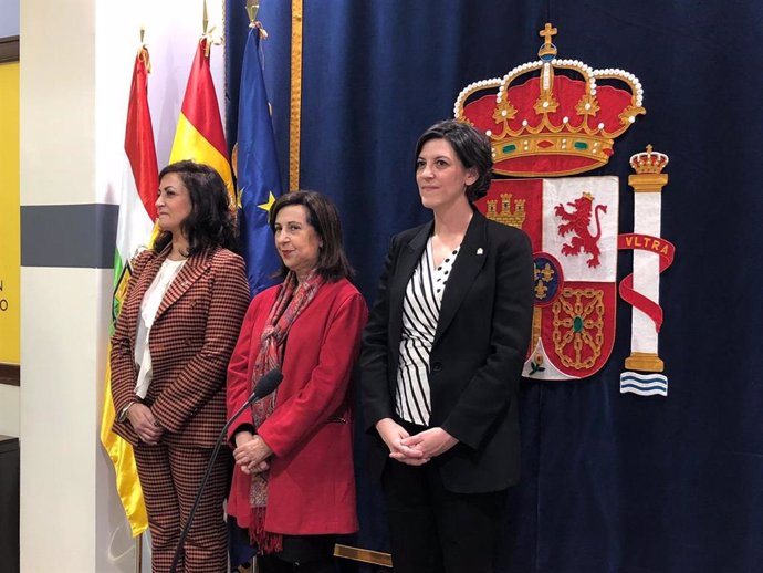 La ministra de Defensa, Margarita Robles, junto a la presidenta del Gobierno riojano, Concha Andreu, y la nueva delegada del Gobierno, María Marrodán, antes de la toma de posesión de ésta última